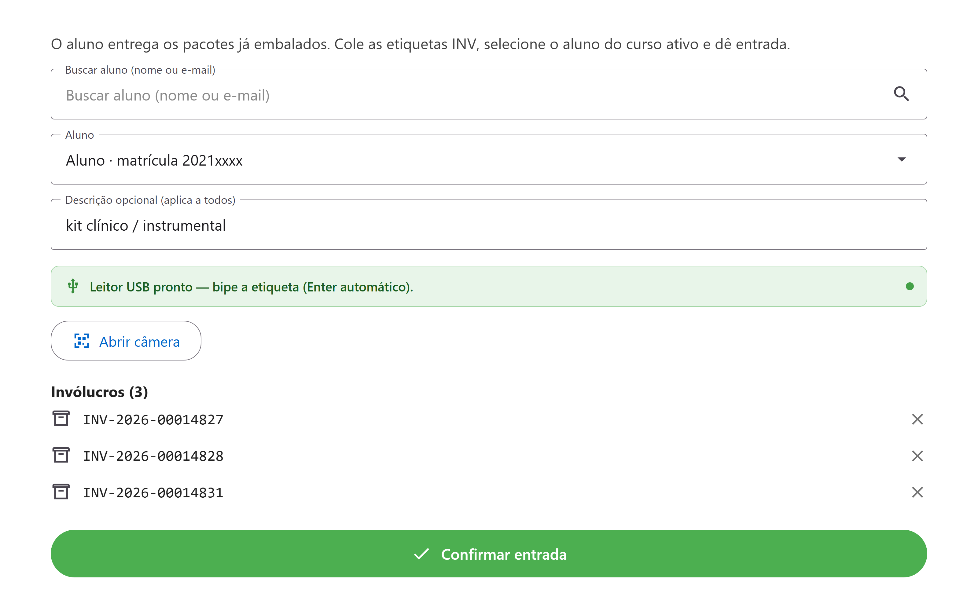 Painel de entrada no balcão do CME: busca de aluno, seleção do aluno, descrição do conteúdo, leitor USB pronto para bipar e três invólucros já lidos, identificados por etiquetas INV.